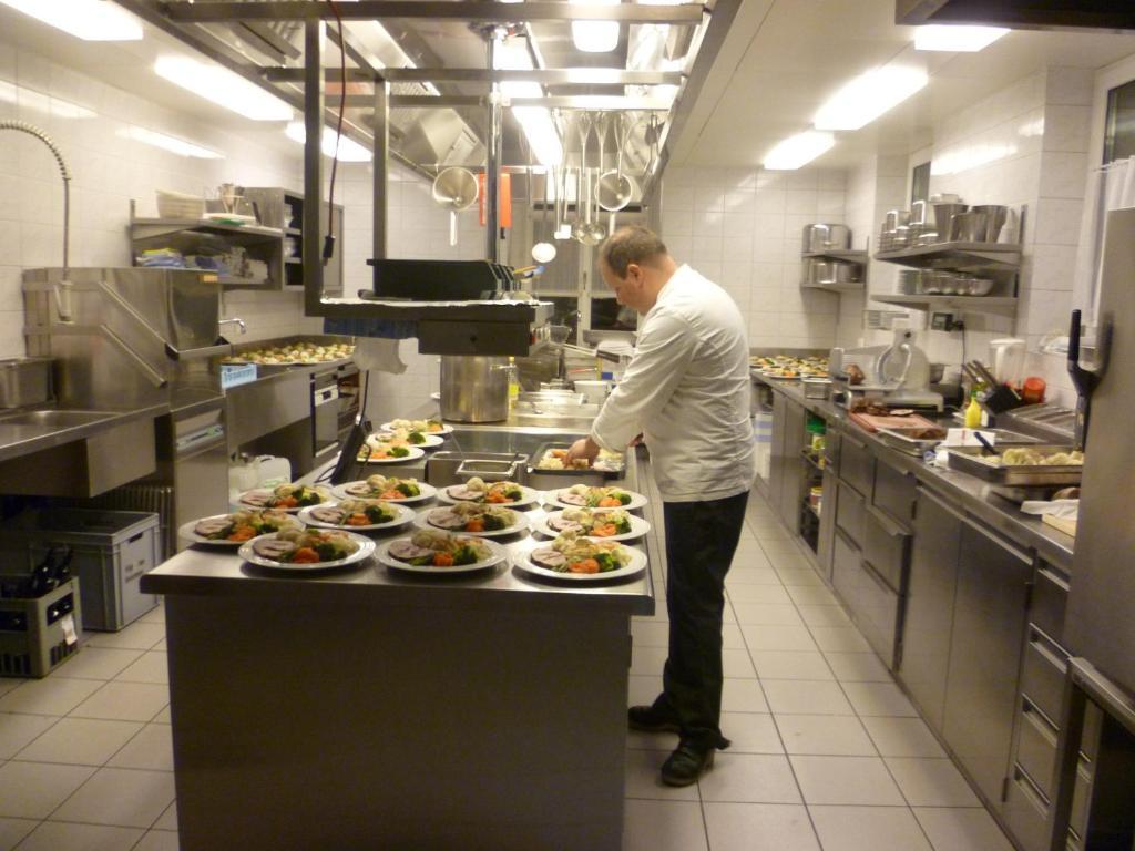 Hotel Speiserestaurant Bahnhof Guttingen ภายนอก รูปภาพ